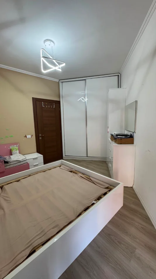 Tirane, jepet me qera apartament 2+1 Kati 6,Mobiluar, Ashensor, Çmimi 60.000 Lekë të Reja, (Brryl, Përball Maternitetit të Ri, Tiranë)