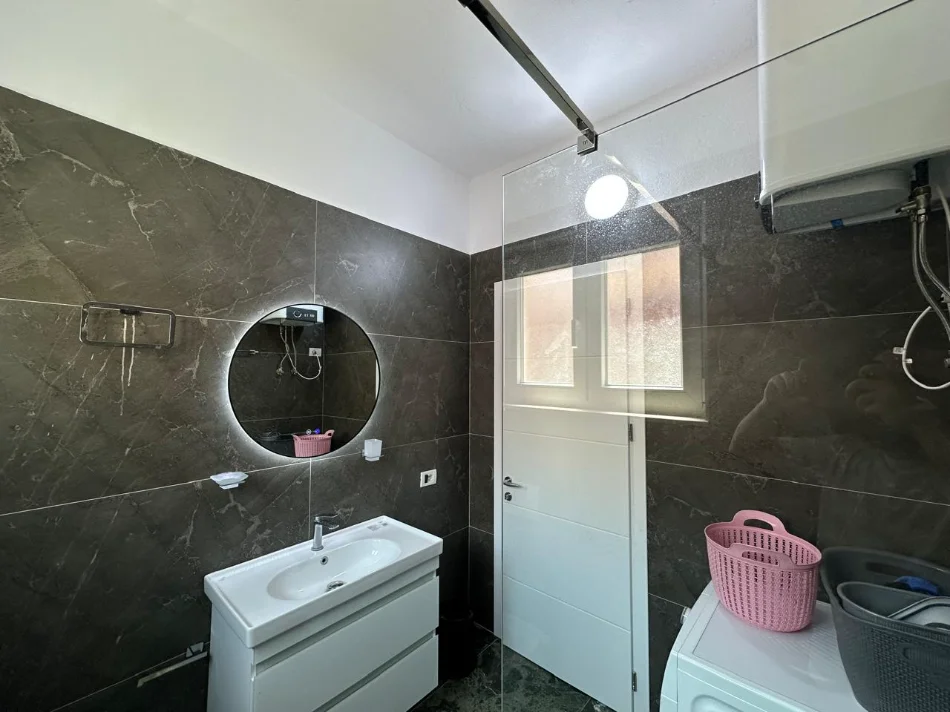 JEPET ME QIRA 3+1+SALLON, SIP. 150M².