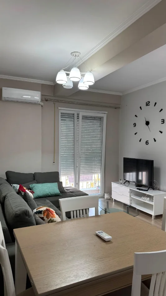Tirane, jepet me qera apartament 2+1 Kati 6,Mobiluar, Ashensor, Çmimi 60.000 Lekë të Reja, (Brryl, Përball Maternitetit të Ri, Tiranë)