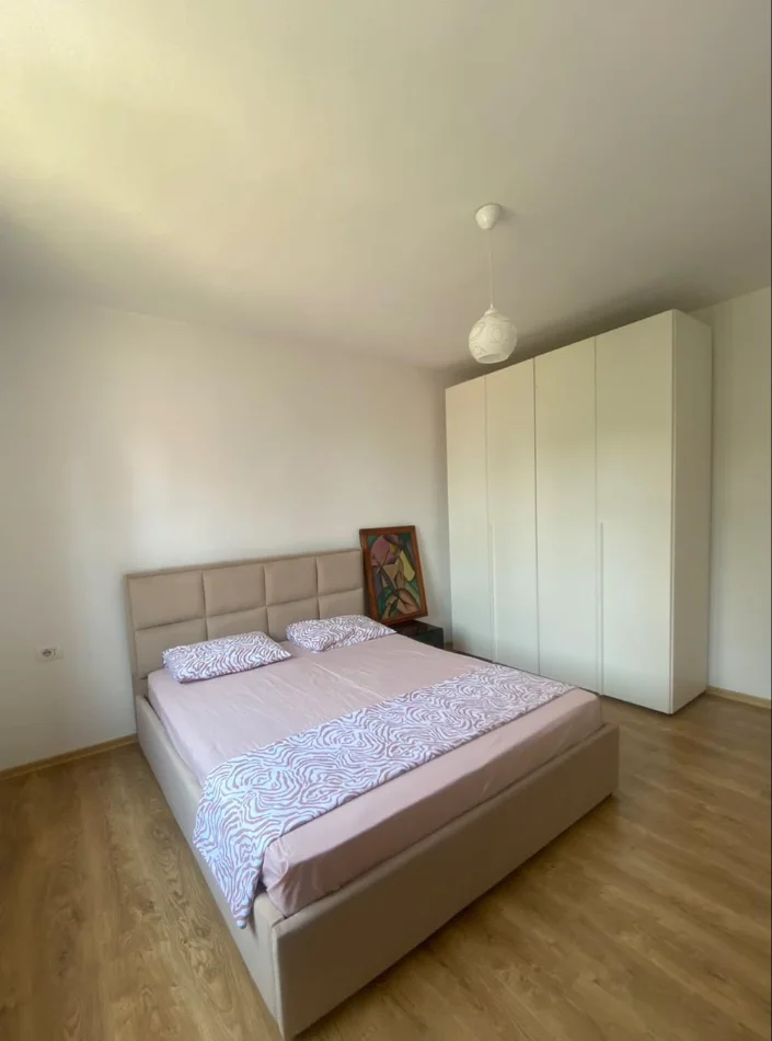 Tirane, jepet me qera Apartament 1+1 Kati 2, 65 m²,Mobiluar, 650 € (Pas UFO-së, Bulevardi Zogu i Parë, Tiranë)