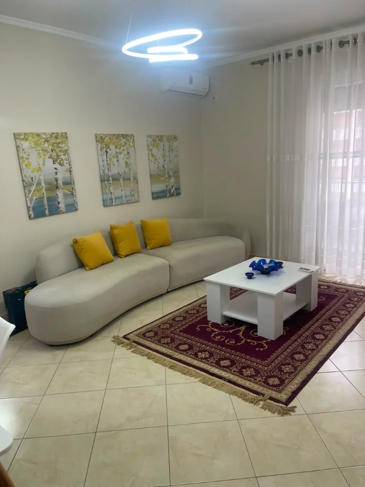 Tirane, jepet me qera Apartament 1+1+Ballkon,Mobiluar, Ashensor, Çmimi 650 Euro, tek Bulevardi Zogu i Parë, Stacioni Trenit,Tiranë.