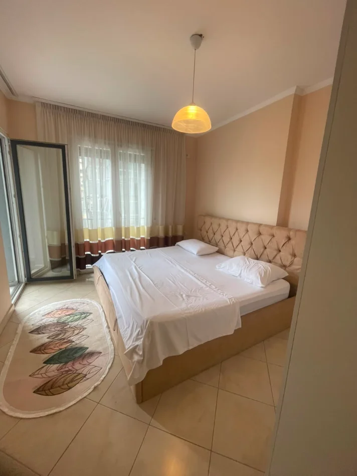 Tirane, jepet me qera Apartament 1+1+Ballkon,Mobiluar, Ashensor, Çmimi 650 Euro, tek Bulevardi Zogu i Parë, Stacioni Trenit,Tiranë.