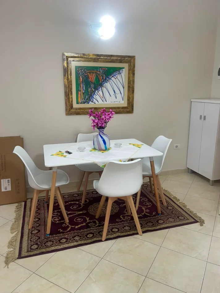 Tirane, jepet me qera apartament 1+1+Ballkon Kati 3, 68 m² 650 € (Bulevardi Zogu Parë, Pas FSHN-së, Tiranë)