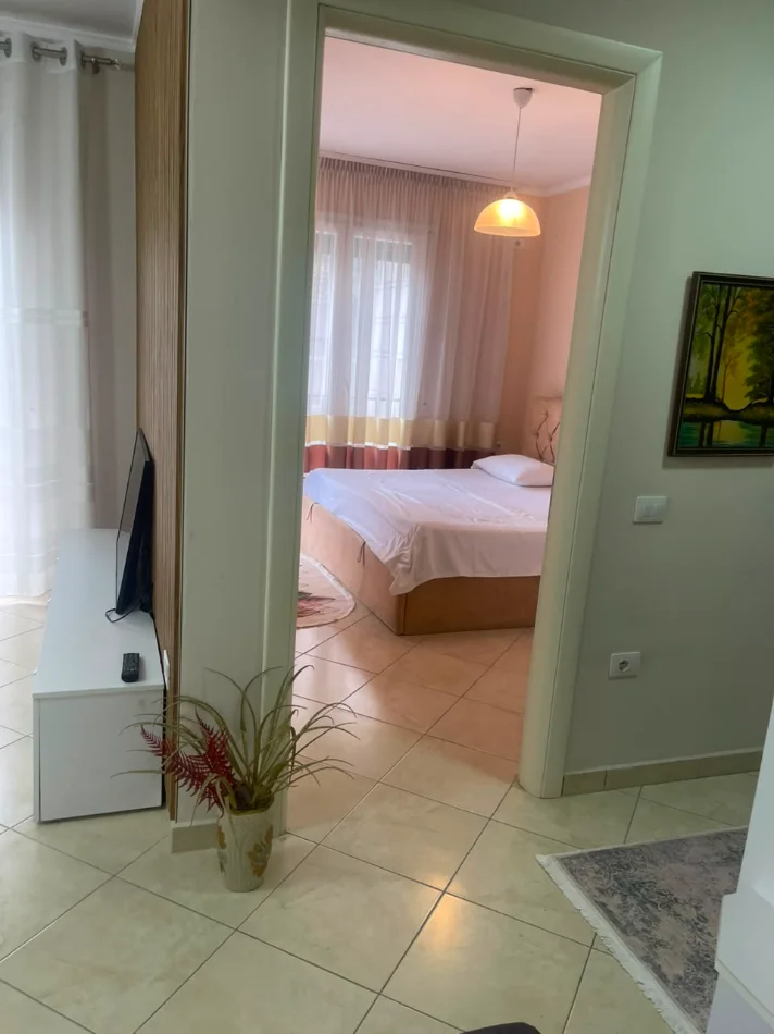 Tirane, jepet me qera Apartament 1+1+Ballkon,Mobiluar, Ashensor, Çmimi 650 Euro, tek Bulevardi Zogu i Parë, Stacioni Trenit,Tiranë.