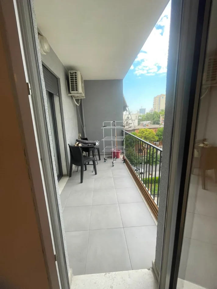 Tirane, jepet me qera Apartament 1+1+Ballkon,Mobiluar, Ashensor, Çmimi 650 Euro, tek Bulevardi Zogu i Parë, Stacioni Trenit,Tiranë.
