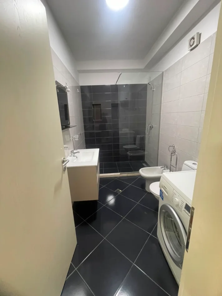 Tirane, jepet me qera Apartament 1+1+Ballkon,Mobiluar, Ashensor, Çmimi 650 Euro, tek Bulevardi Zogu i Parë, Stacioni Trenit,Tiranë.