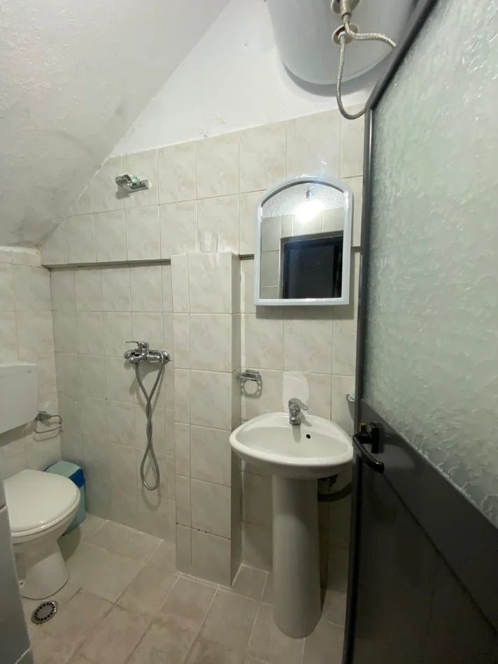 Tirane, jepet me qera shtepi 1+1 Kati 1, 70 m² 540 € (Rruga e Dibrës)