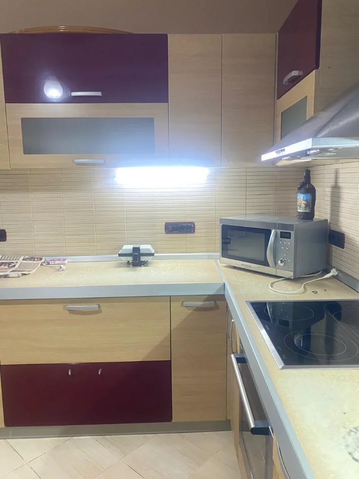 Tirane, jepet me qera shtepi 1+1 Kati 1, 70 m² 540 € (Rruga e Dibrës)