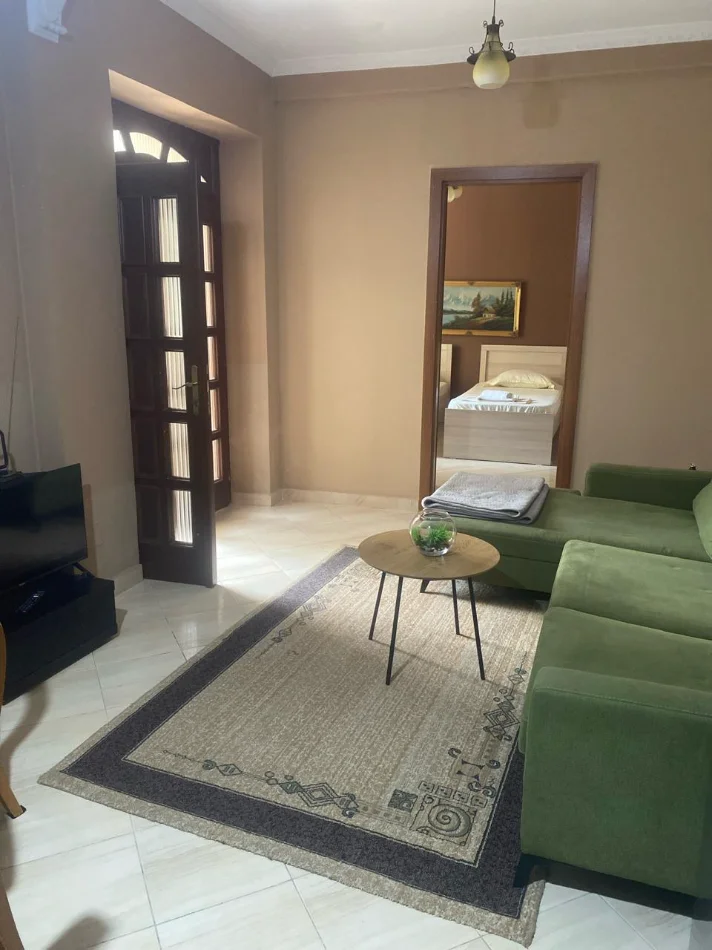 Tirane, jepet me qera shtepi 1+1 Kati 1, 70 m² 540 € (Rruga e Dibrës)