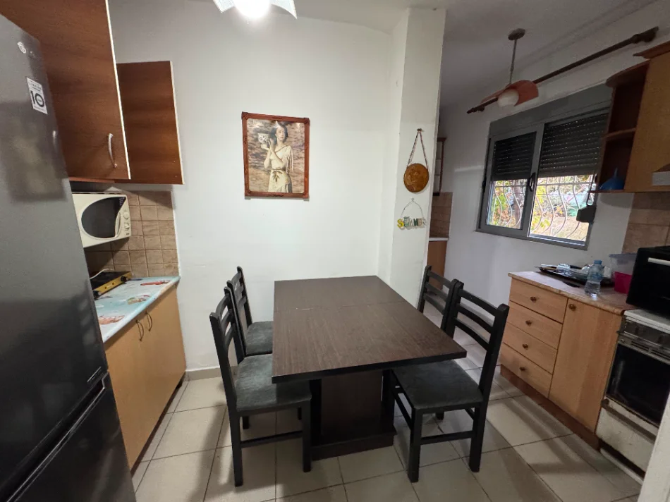 Tirane, jepet me qera apartament 1+1+Ballkon Kati 1, 55 m² 400 € (Pallati me Shigjeta)