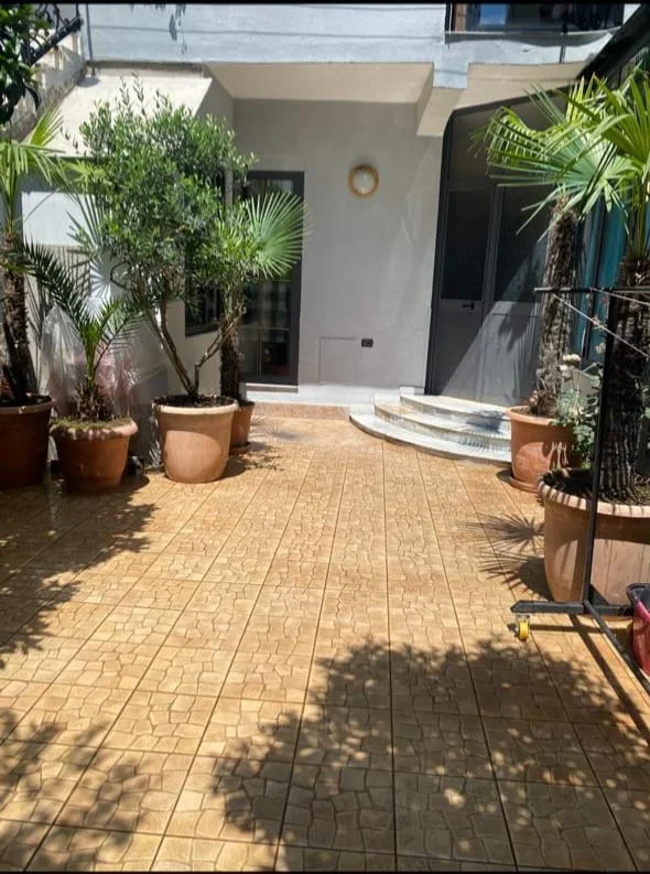 Tirane, jepet me qera shtepi 1+1 Kati 1, 70 m² 540 € (Rruga e Dibrës)