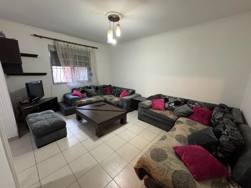 Tirane, jepet me qera apartament 1+1+Ballkon Kati 1, 55 m² 400 € (Pallati me Shigjeta)