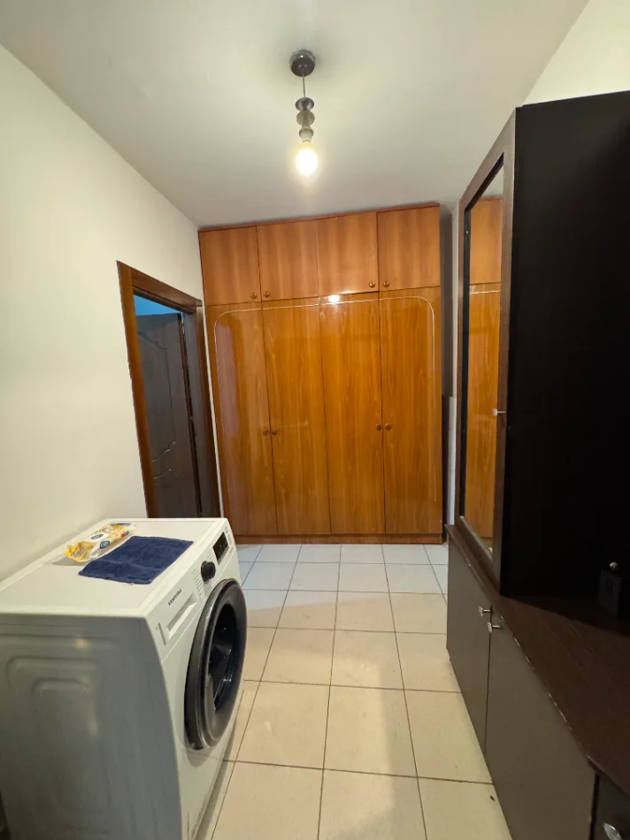 Tirane, jepet me qera apartament 1+1+Ballkon Kati 1, 55 m² 400 € (Pallati me Shigjeta)