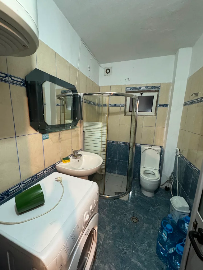 Tirane, jepet me qera apartament 1+1+Ballkon Kati 1, 55 m² 400 € (Pallati me Shigjeta)