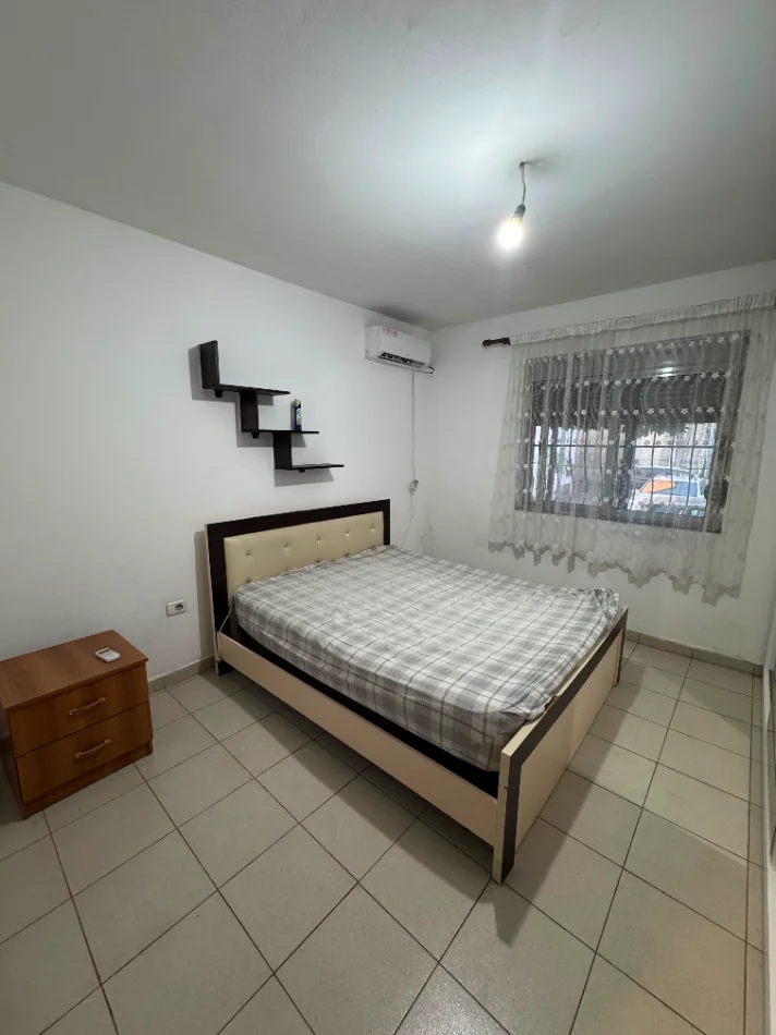 Tirane, jepet me qera apartament 1+1+Ballkon Kati 1, 55 m² 400 € (Pallati me Shigjeta)