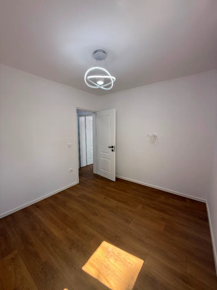 Tirane, shitet apartament 1+1 Kati 4, 95.000 € (Rruga Xhanfize Keko)