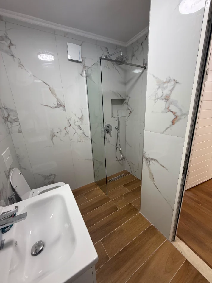 Tirane, shitet apartament 1+1 Kati 4, 95.000 € (Rruga Xhanfize Keko)