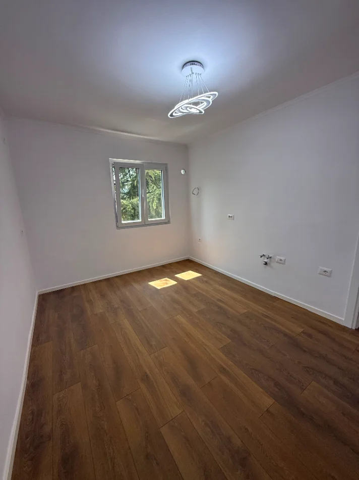 Tirane, shitet apartament 1+1 Kati 4, 95.000 € (Rruga Xhanfize Keko)
