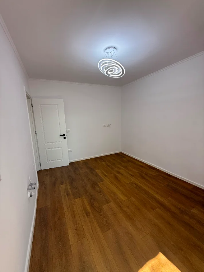 Tirane, shitet apartament 1+1 Kati 4, 95.000 € (Rruga Xhanfize Keko)
