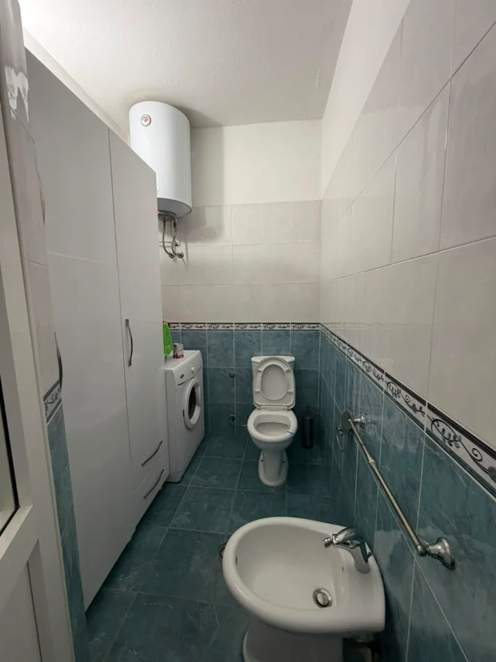 Durres, jepet me qera apartament 1+1 , 350 € (Stacioni i Trenit)