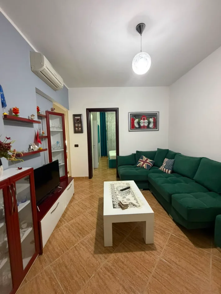 Durres, jepet me qera apartament 1+1 , 350 € (Stacioni i Trenit)