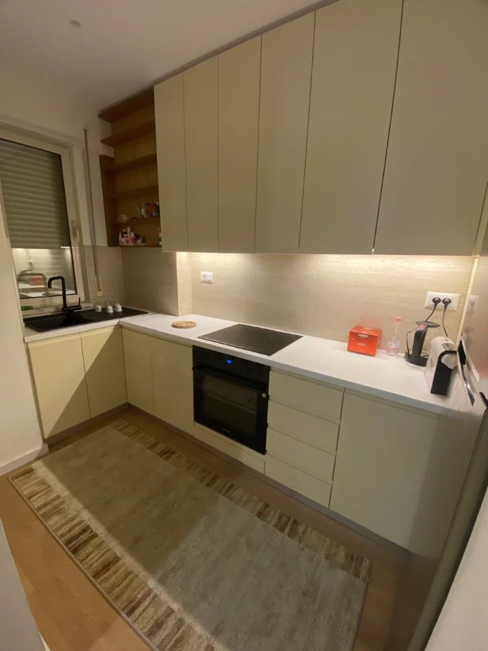 Tirane, jepet me qera apartament 3+1+Ballkon Kati 2, 132 m² 1.100 € 