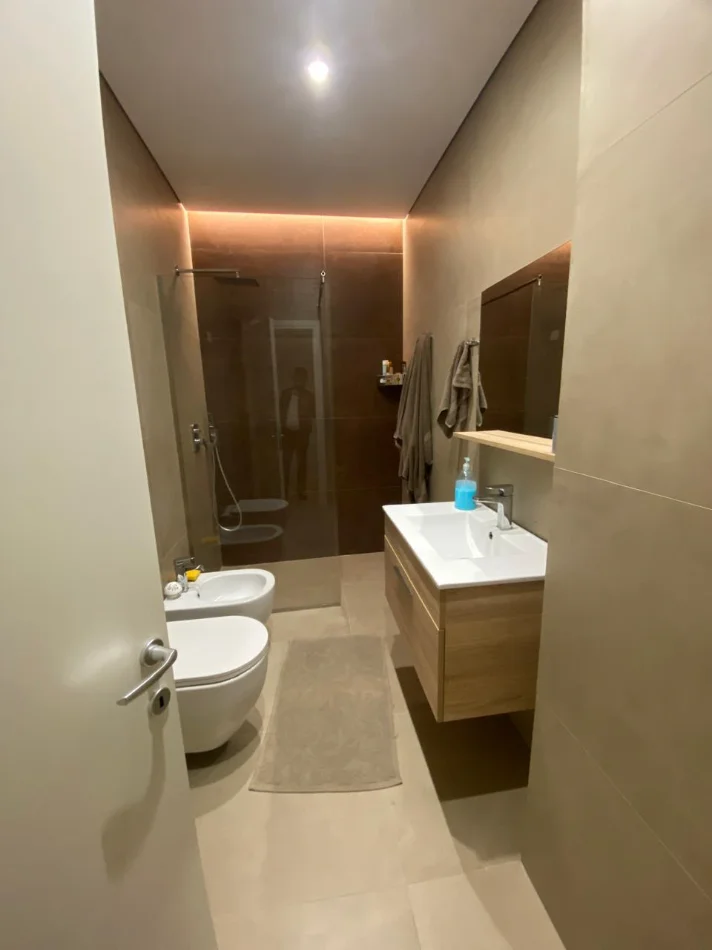 Tirane, jepet me qera apartament 3+1+Ballkon Kati 2, 132 m² 1.100 € 