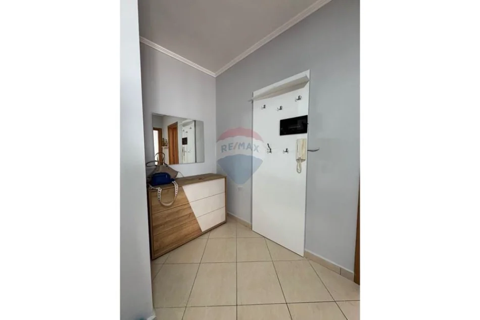 Tirane, jepet me qera apartament 1+1 , 500 € 