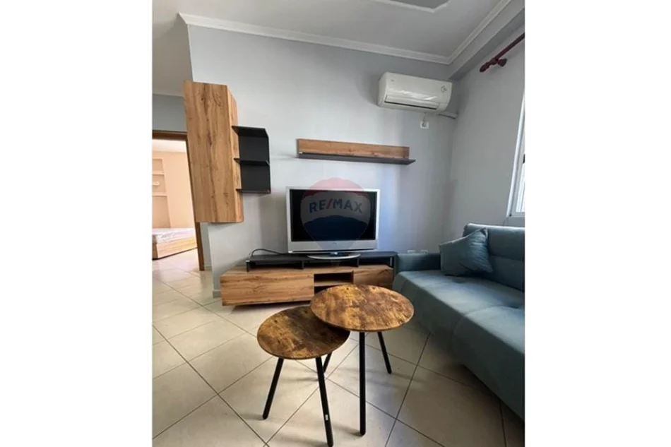 Tirane, jepet me qera apartament 1+1 , 500 € 