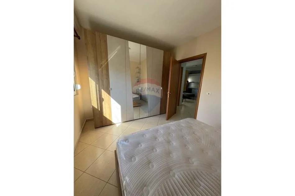 Tirane, jepet me qera apartament 1+1 , 500 € 
