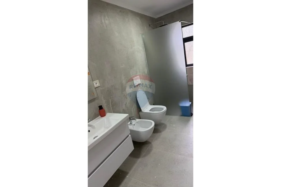 Tirane, jepet me qera apartament 1+1 , 500 € 