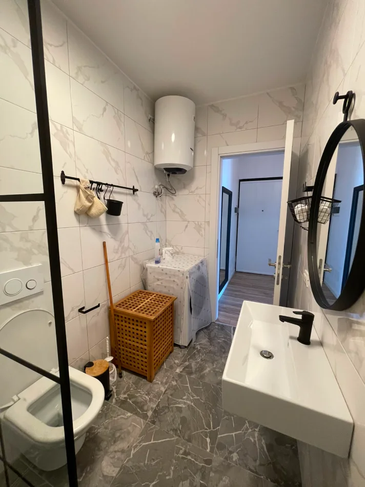 Tirane, jepet me qera apartament 1+1+Ballkon Kati 10, 70 m² 600 € (Fusha e Aviacionit)