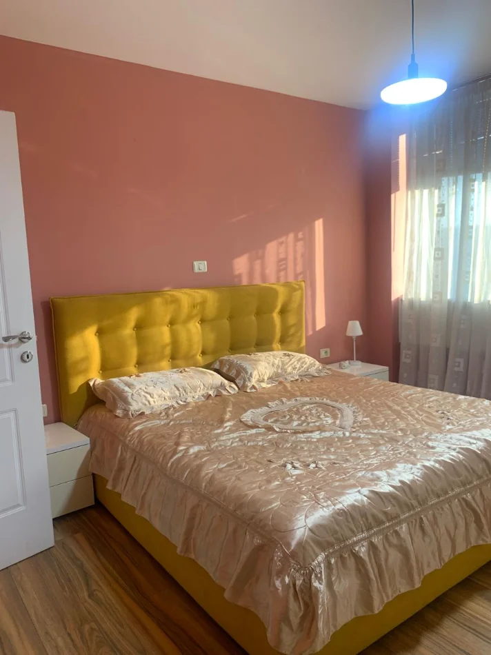Tirane, jepet me qera apartament 2+1+Ballkon Kati 4, 110 m² 902 € 