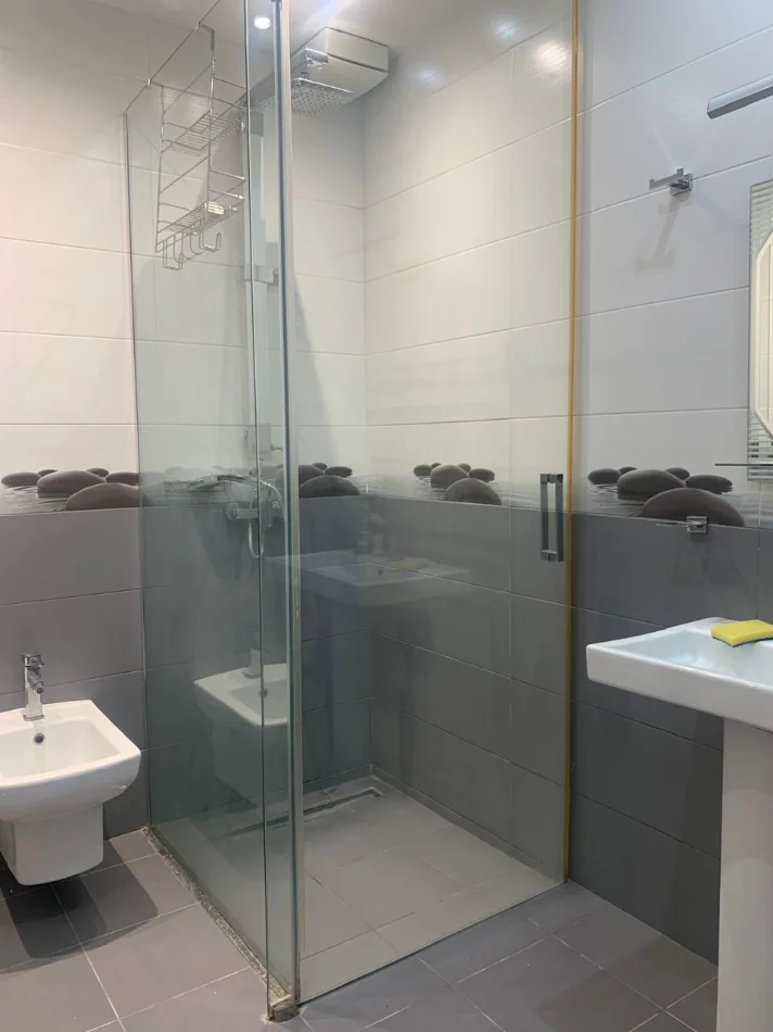 Tirane, jepet me qera apartament 2+1+Ballkon Kati 4, 110 m² 902 € 