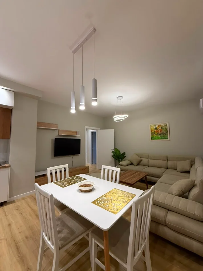 Tirane, jepet me qera apartament 2+1 , 