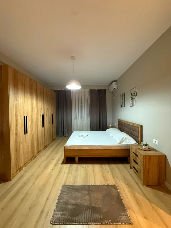 Tirane, jepet me qera apartament 2+1 , 