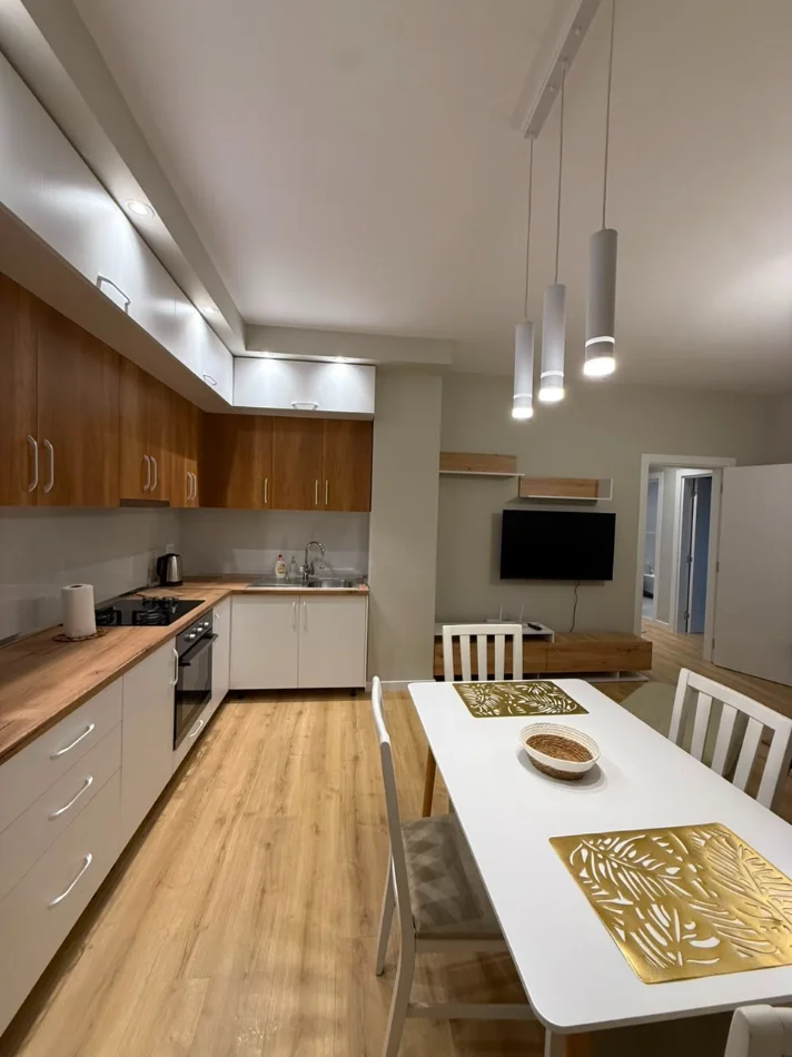 Tirane, jepet me qera apartament 2+1 , 