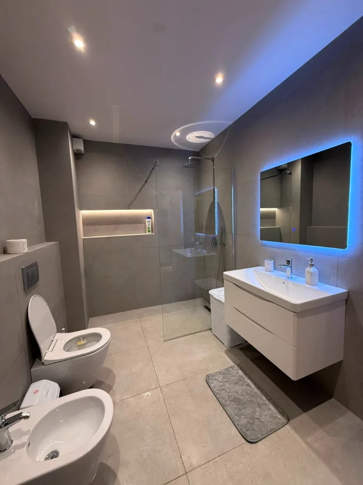 Tirane, jepet me qera apartament 2+1 , 