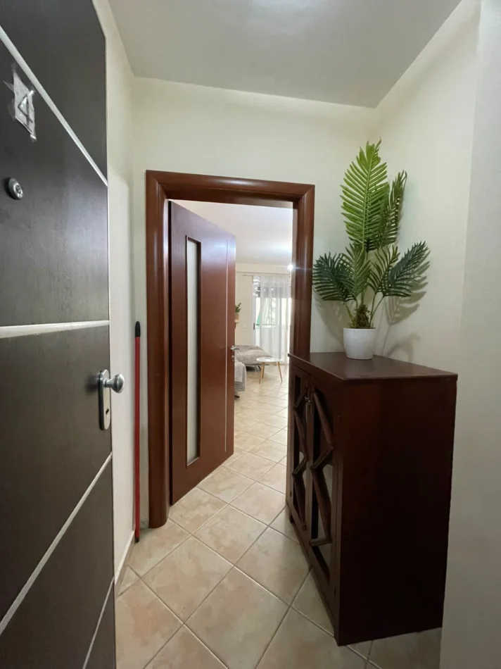 Tirane, jepet me qera apartament 1+1 , 501 € 