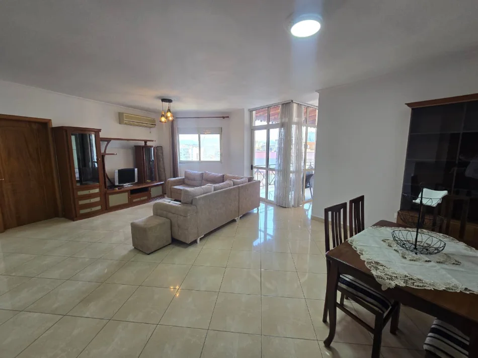 Tirane, jepet me qera apartament 2+1+Ballkon Kati 9, 111 m² 650 € 