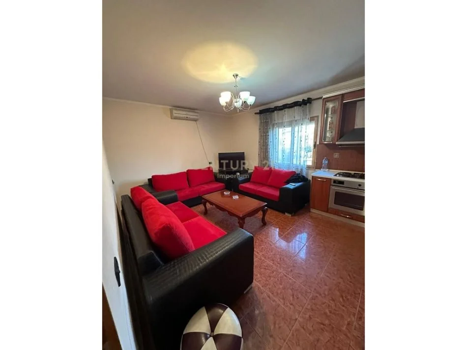 Tirane, jepet me qera apartament 2+1 Kati 2, 120 m² 450 € 