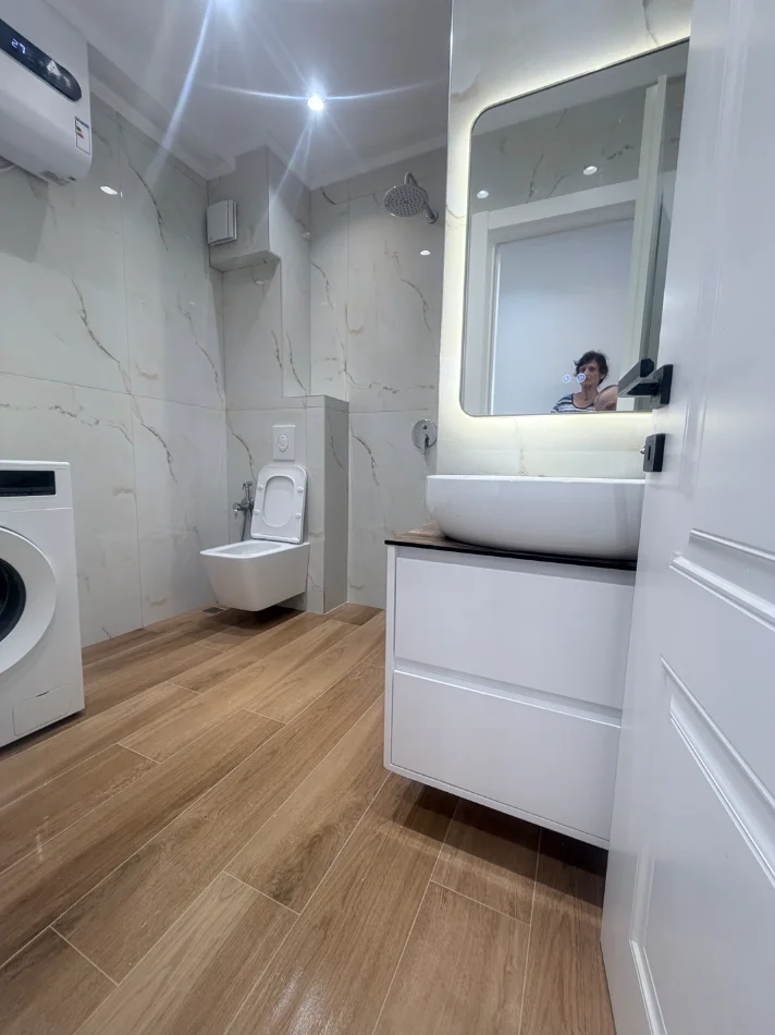 Tirane, jepet me qera 1+1+Aneks+Ballkon Kati 3, 60 m² (21 Dhjetori , afer Hotel Mondial)