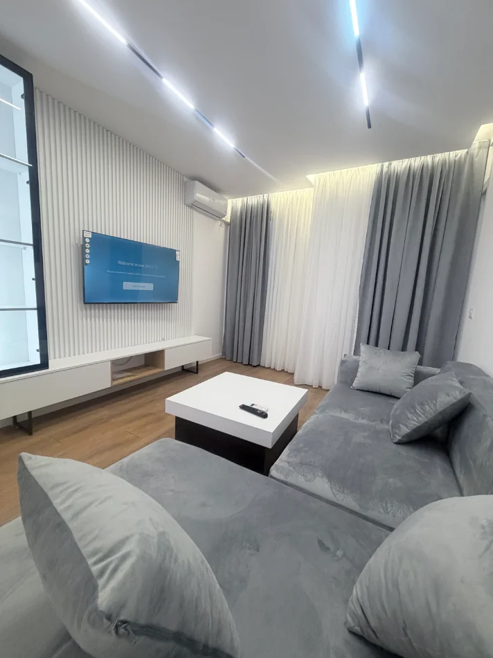 Tirane, jepet me qera 1+1+Aneks+Ballkon Kati 3, 60 m² (21 Dhjetori , afer Hotel Mondial)