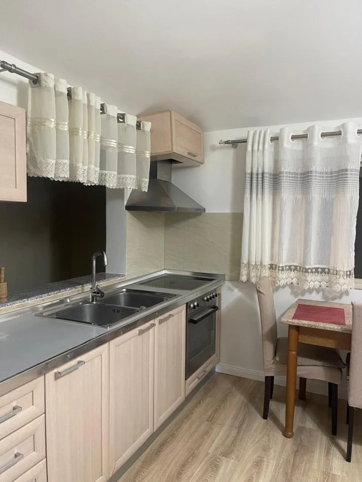 Tirane, jepet me qera shtepi 1+1 Kati 3, 55 m² 600 € (Ola Fast Food ,Komuna e Parisit)