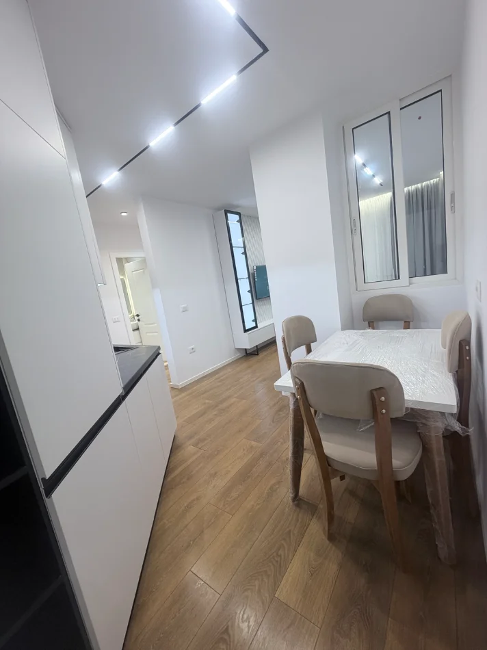 Tirane, jepet me qera 1+1+Aneks+Ballkon Kati 3, 60 m² (21 Dhjetori , afer Hotel Mondial)