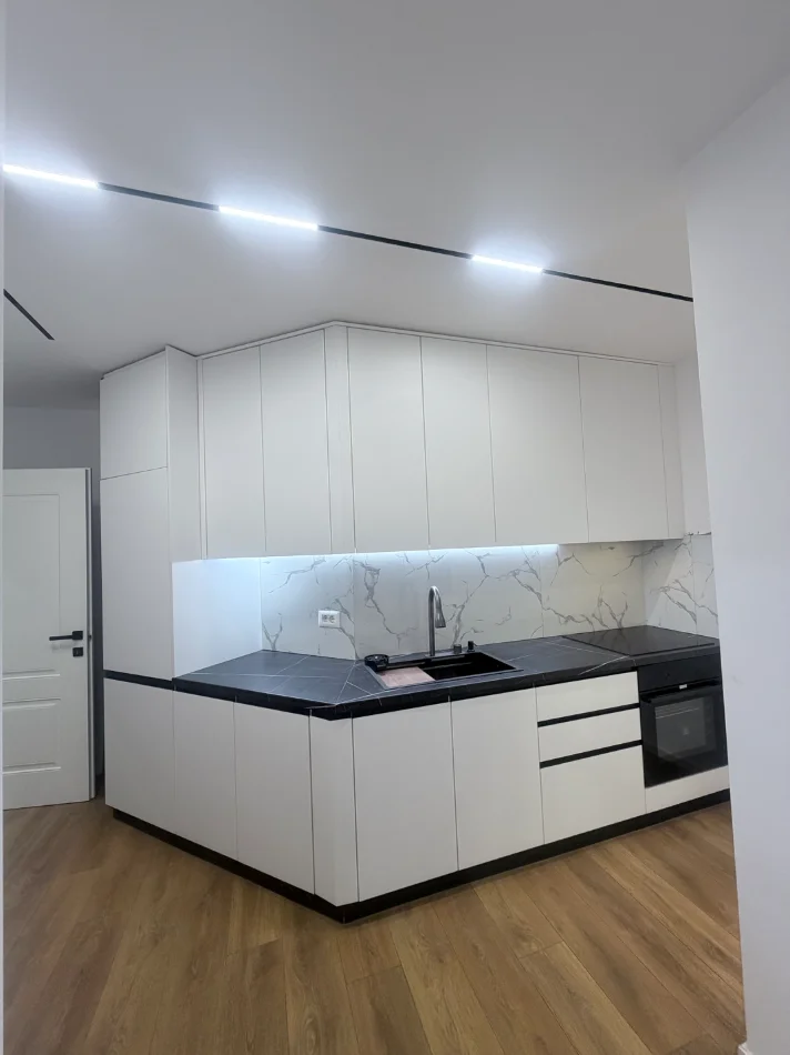 Tirane, jepet me qera 1+1+Aneks+Ballkon Kati 3, 60 m² (21 Dhjetori , afer Hotel Mondial)
