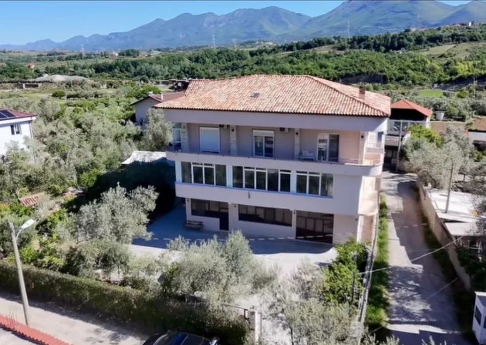 Tirane, jepet me qera ambjent biznesi Kati 0, 220 m² 1.000 € (Berzhite)
