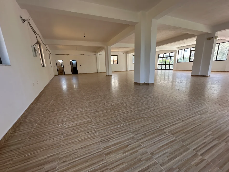 Tirane, jepet me qera ambjent biznesi Kati 0, 220 m² 1.000 € (Berzhite)