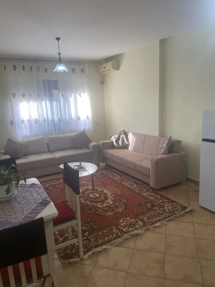 Tirane, jepet me qera apartament 1+1 Kati 2, 60 m² 500 € (Gjimnazi Partizani Selvia)