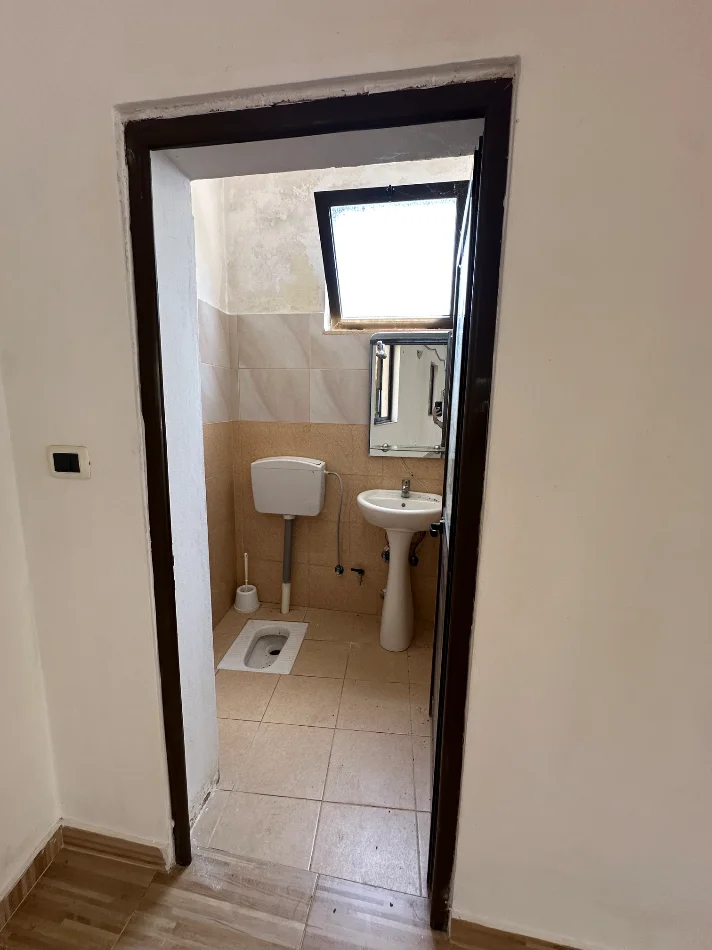 Tirane, jepet me qera ambjent biznesi Kati 0, 220 m² 1.000 € (Berzhite)